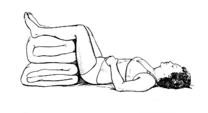 Posture recommandée pour tirer sur les douleurs lombaires dans la jambe et la fesse